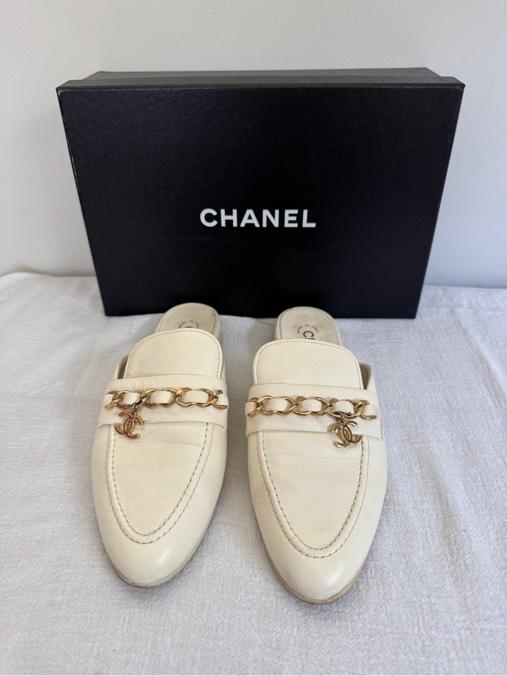 CHANEL Cream Leather Chain-Trim Backless Loafers